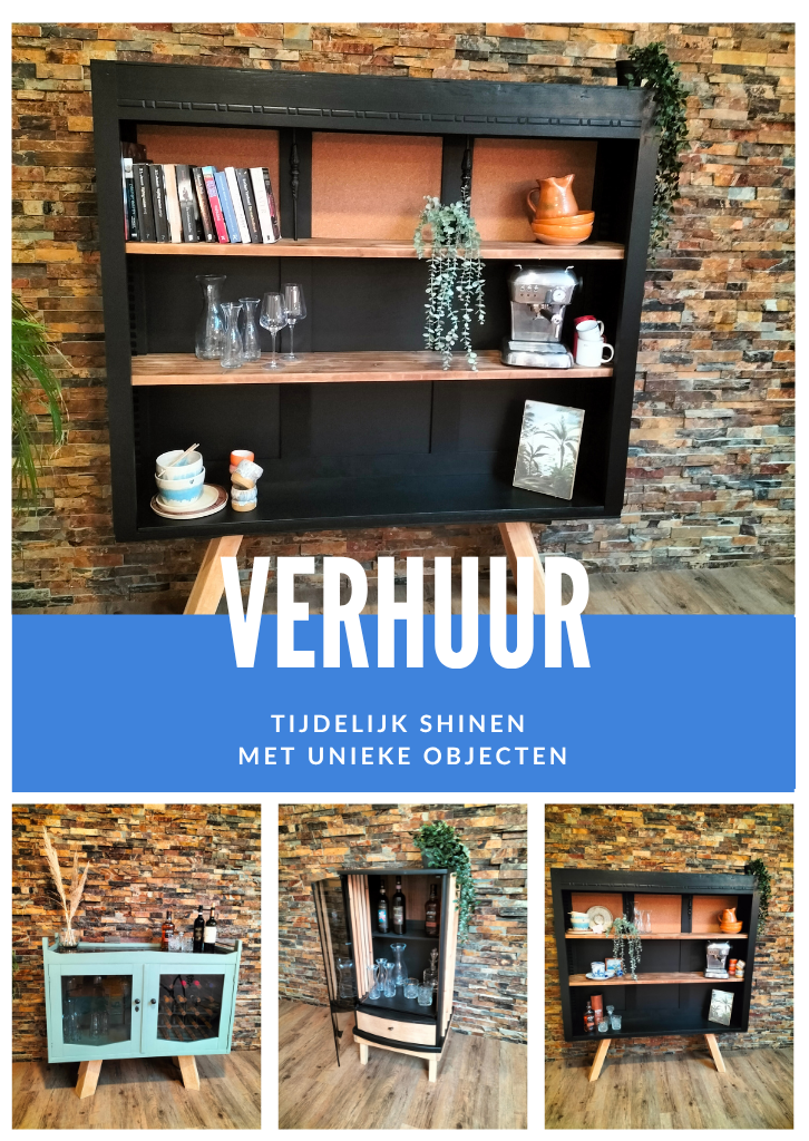 Zwarte wandkast met decoratie, boeken en glazen tegen stenen muur, met blauwe promotietekst “VERHUUR”. interieur. studio inrichting. podcast studio. verhuur kasten.